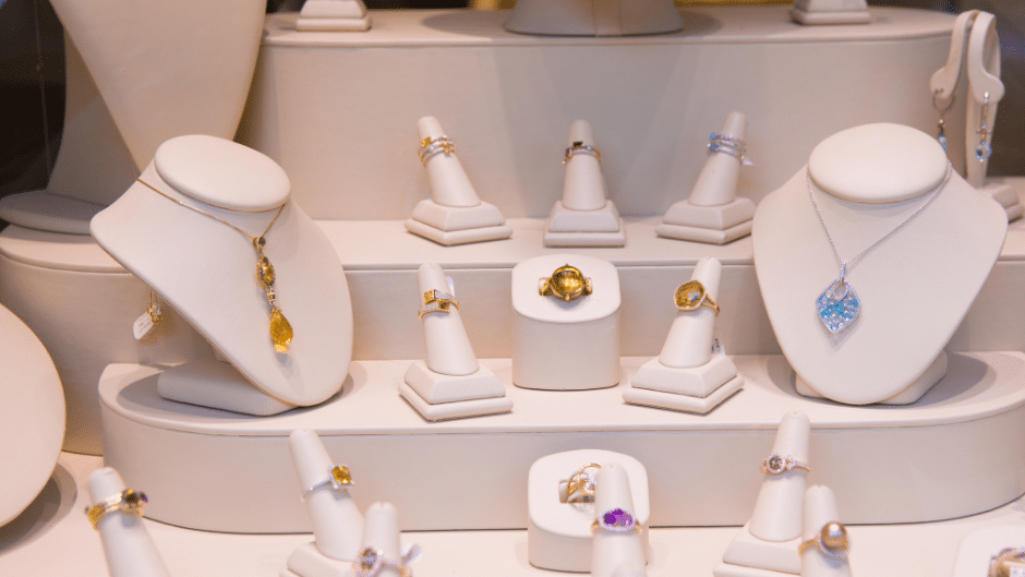 Les types de présentoirs à bijoux sur le marché